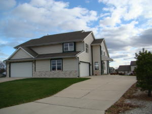 1441 E Buckwood Ct in Oak Creek wi. List Price: $699,000
